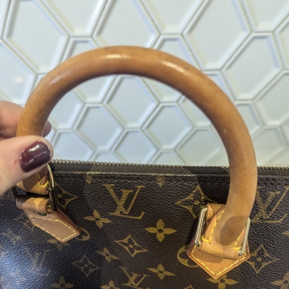 Louis Vuitton Alma - Picture 7 of 17